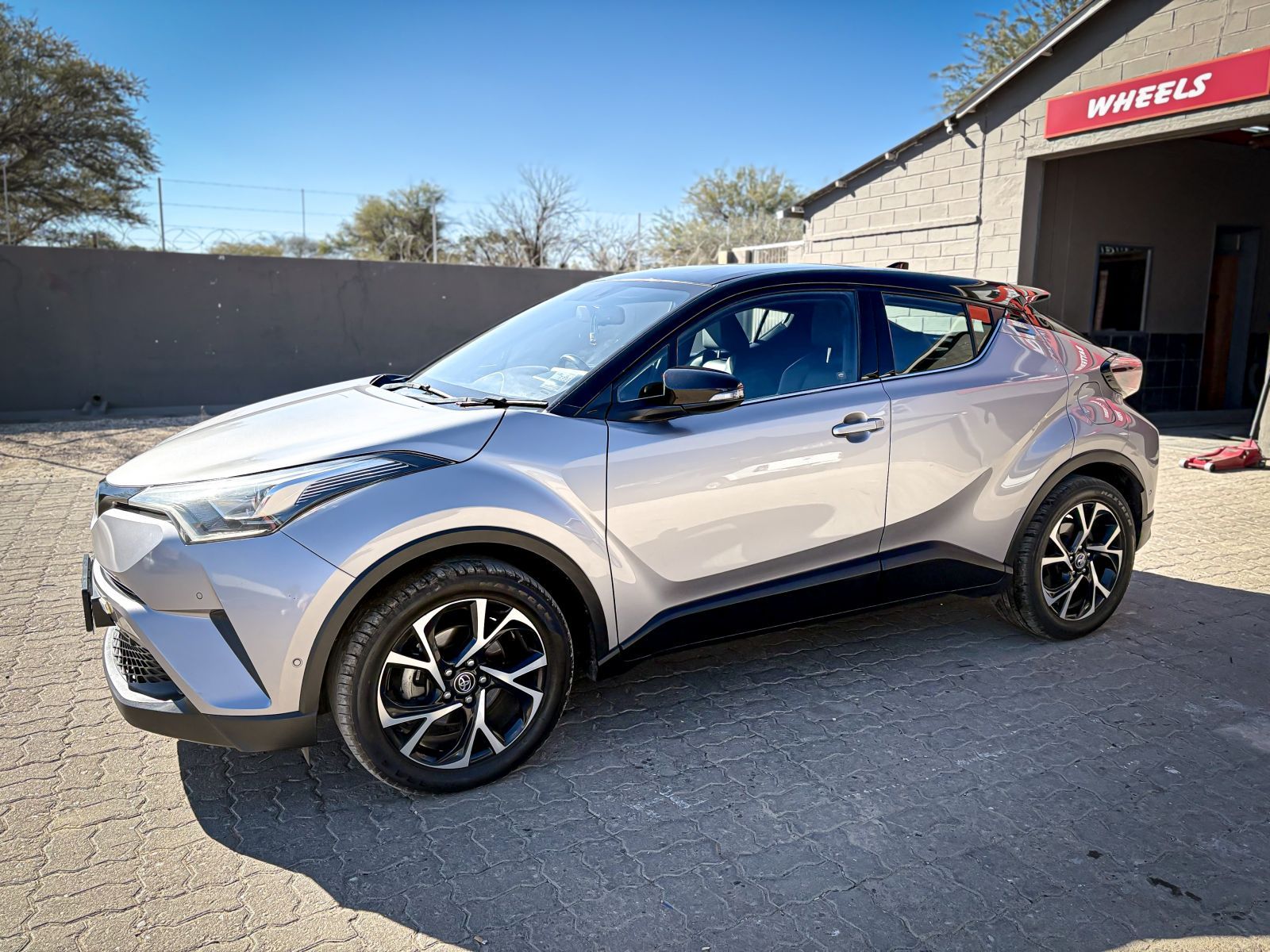 2020 Toyota C-HR photo 2