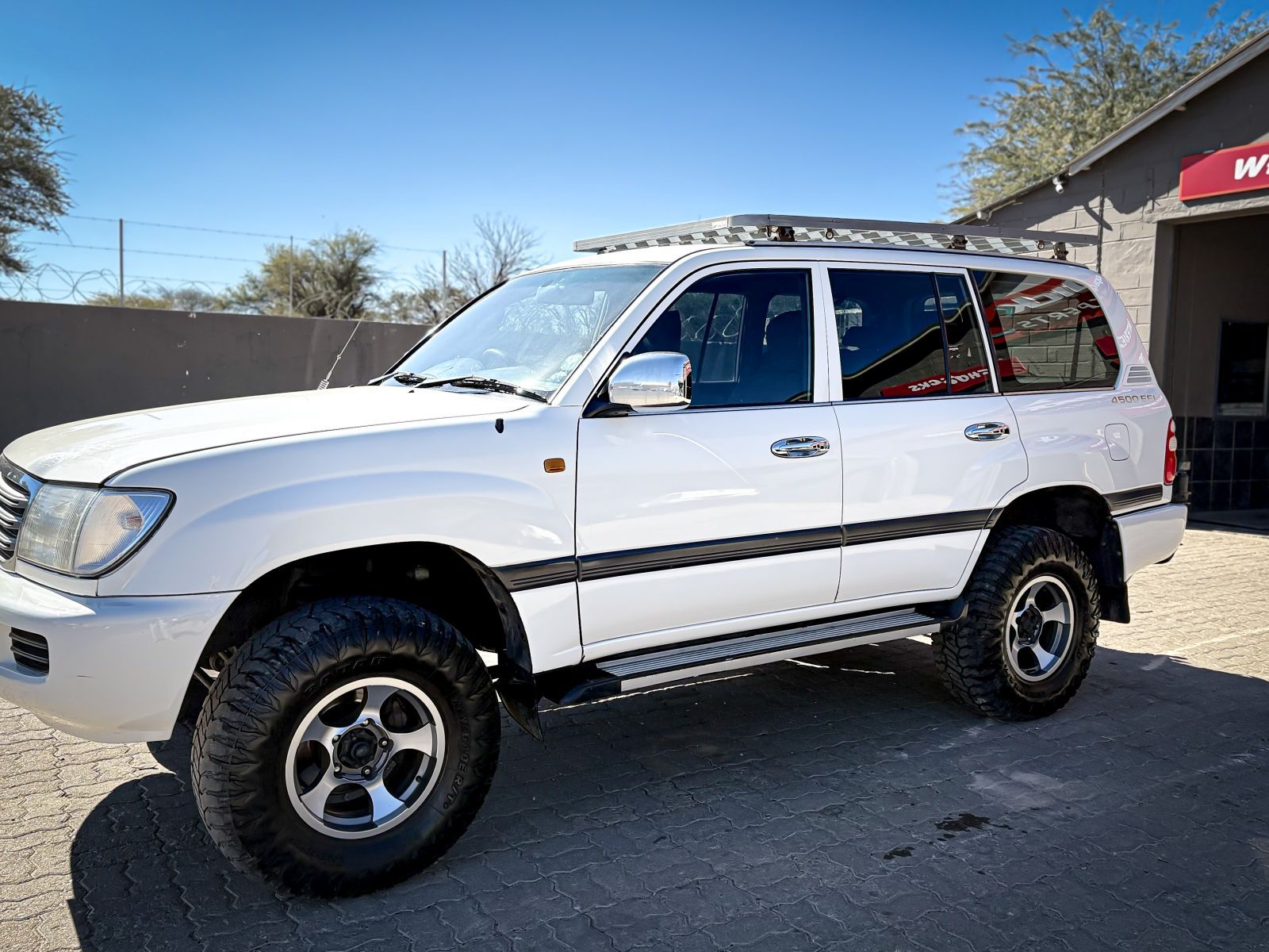 2002 Toyota Land Cruiser photo 2