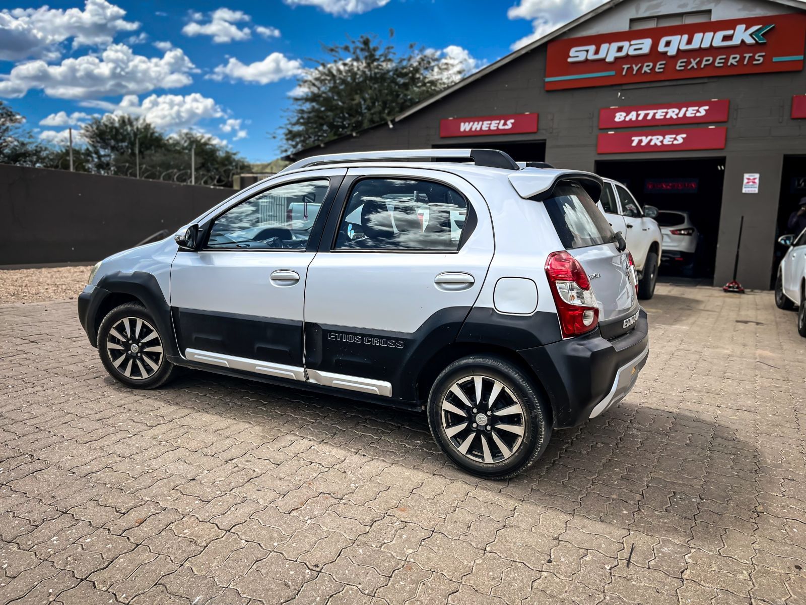 2016 Toyota Etios photo 4