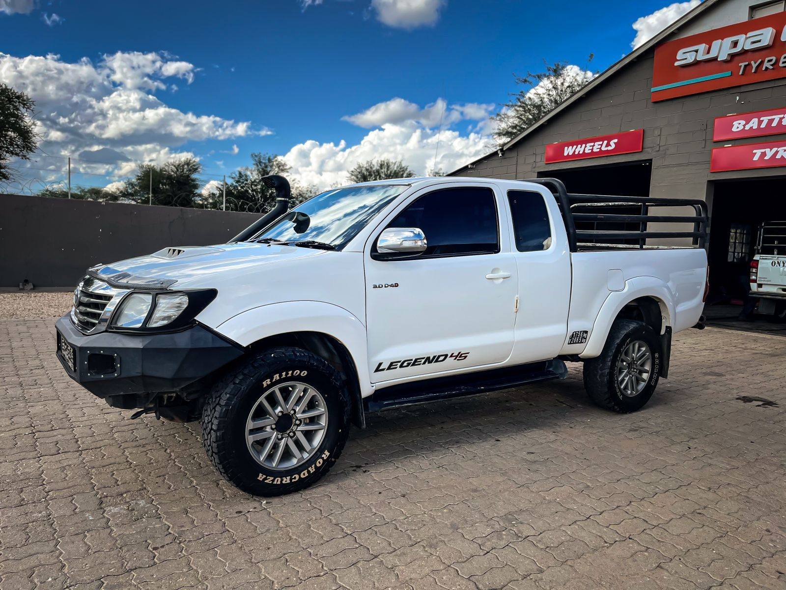 2015 Toyota Hilux photo 2