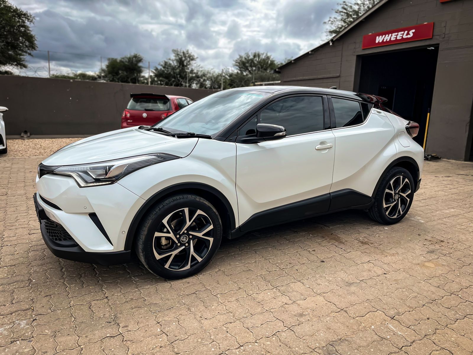 2019 Toyota C-HR photo 2