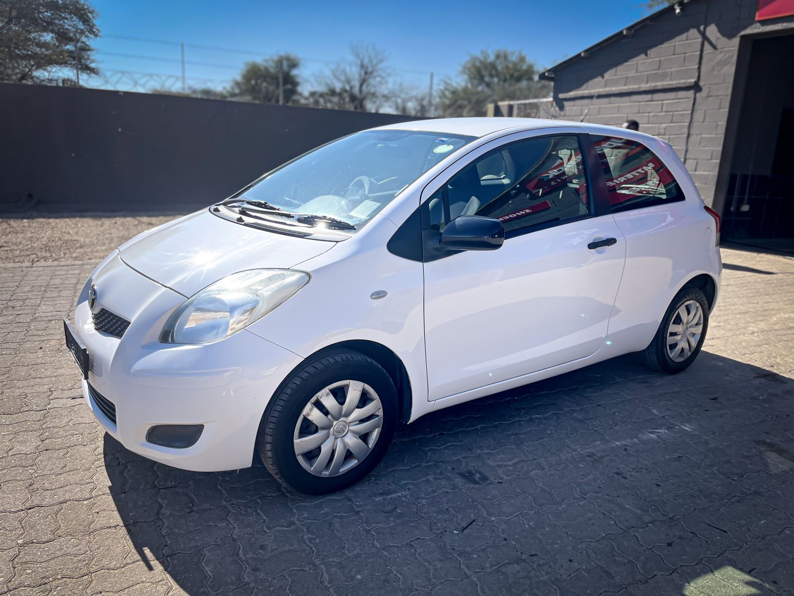 2011 Toyota Yaris photo 2