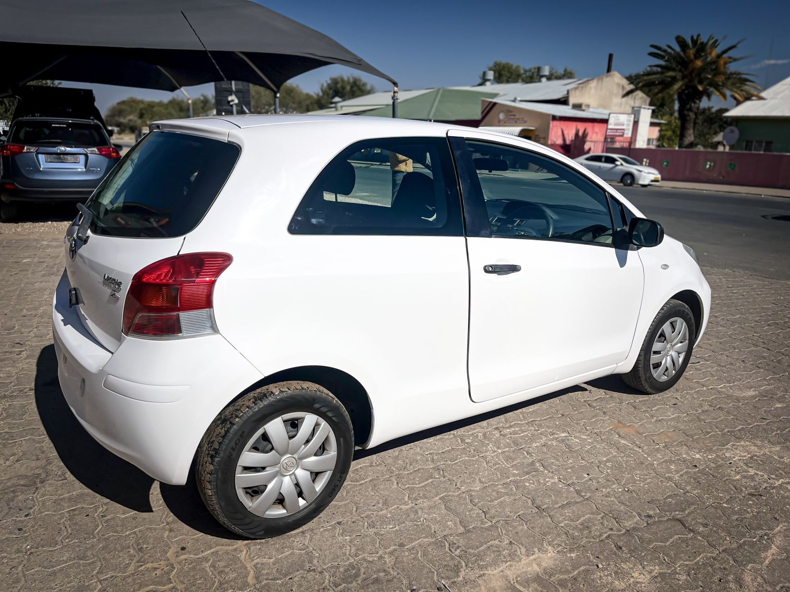 2011 Toyota Yaris photo 4