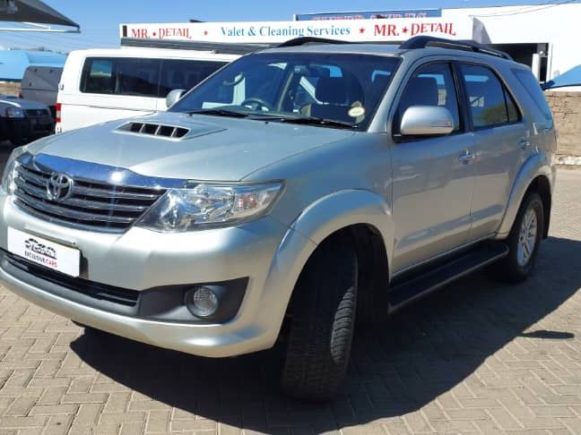 2012 Toyota Fortuner photo 2