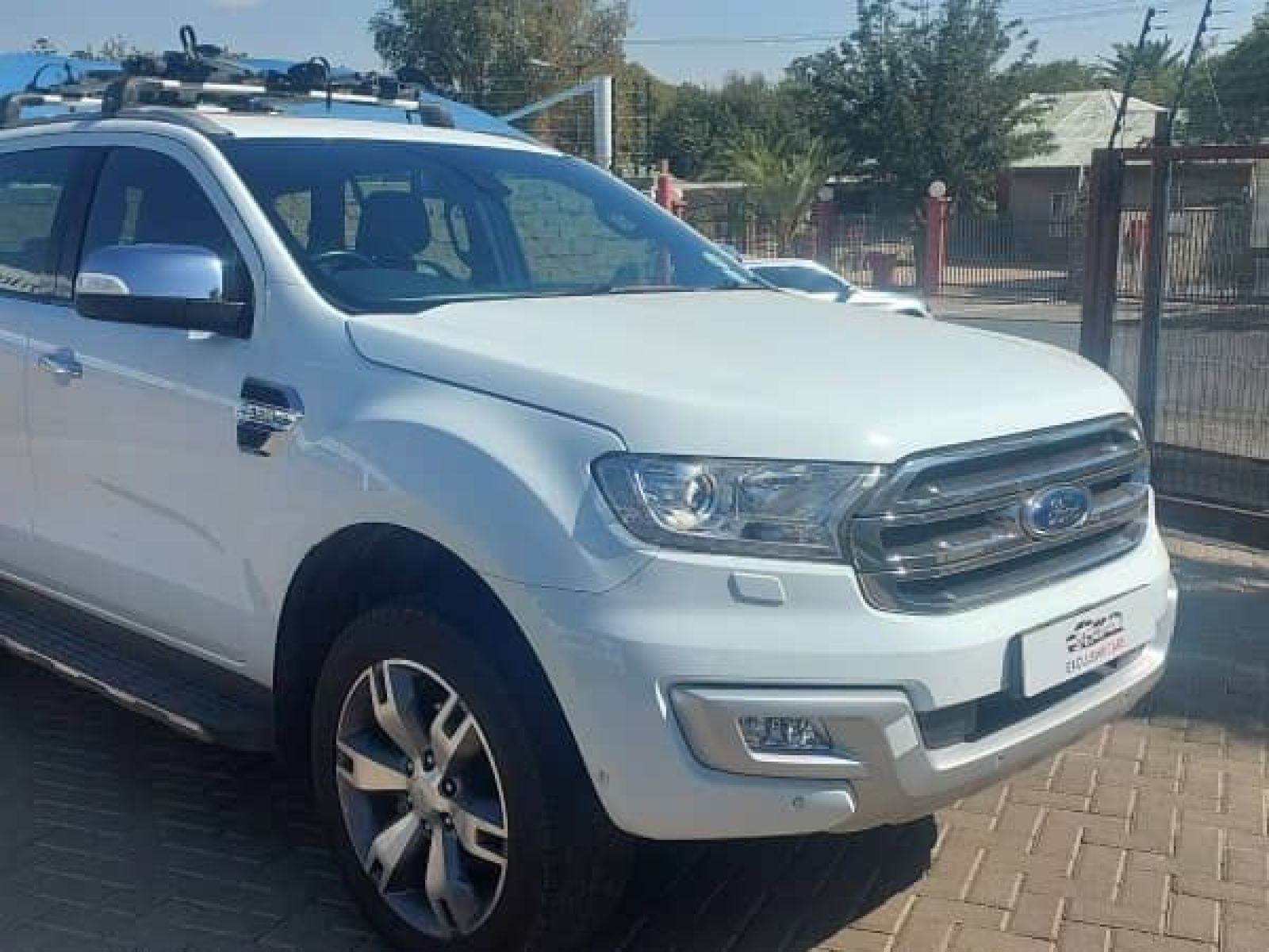 2017 Ford Everest photo 1