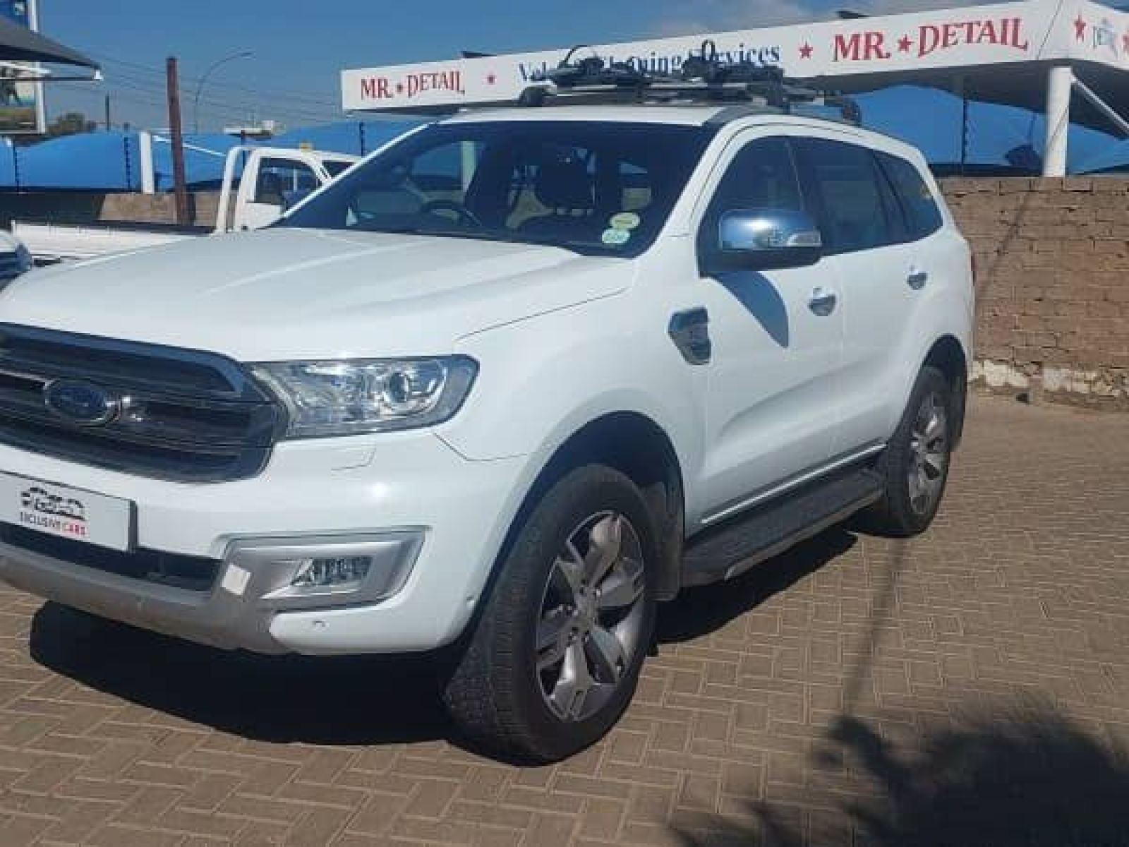 2017 Ford Everest photo 2