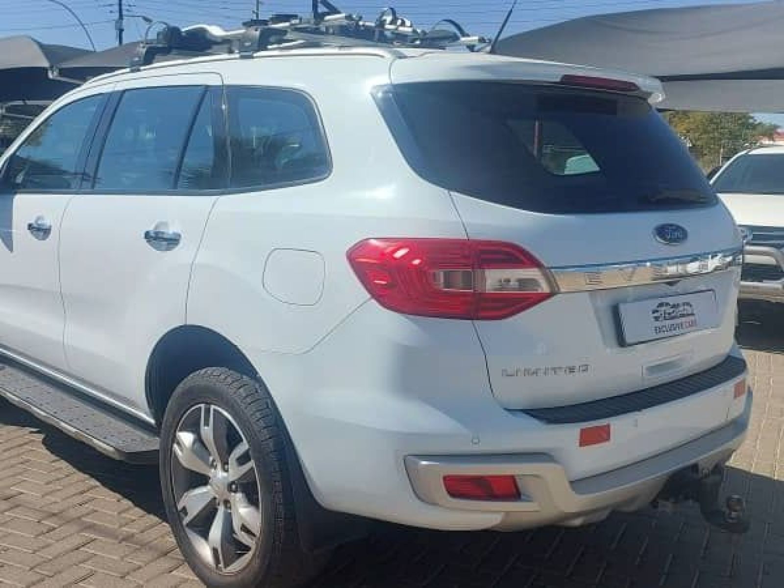 2017 Ford Everest photo 3