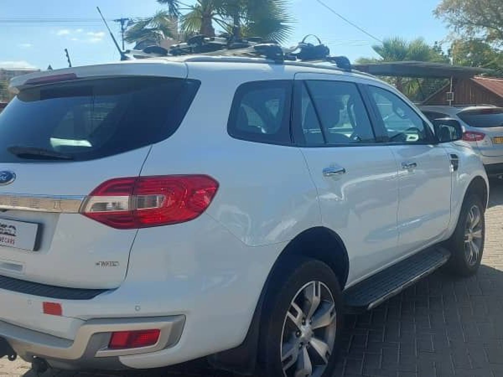 2017 Ford Everest photo 4
