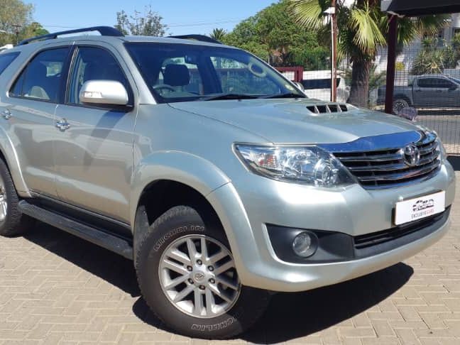 2012 Toyota Fortuner photo 1