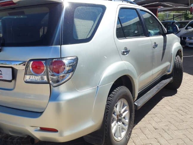 2012 Toyota Fortuner photo 3