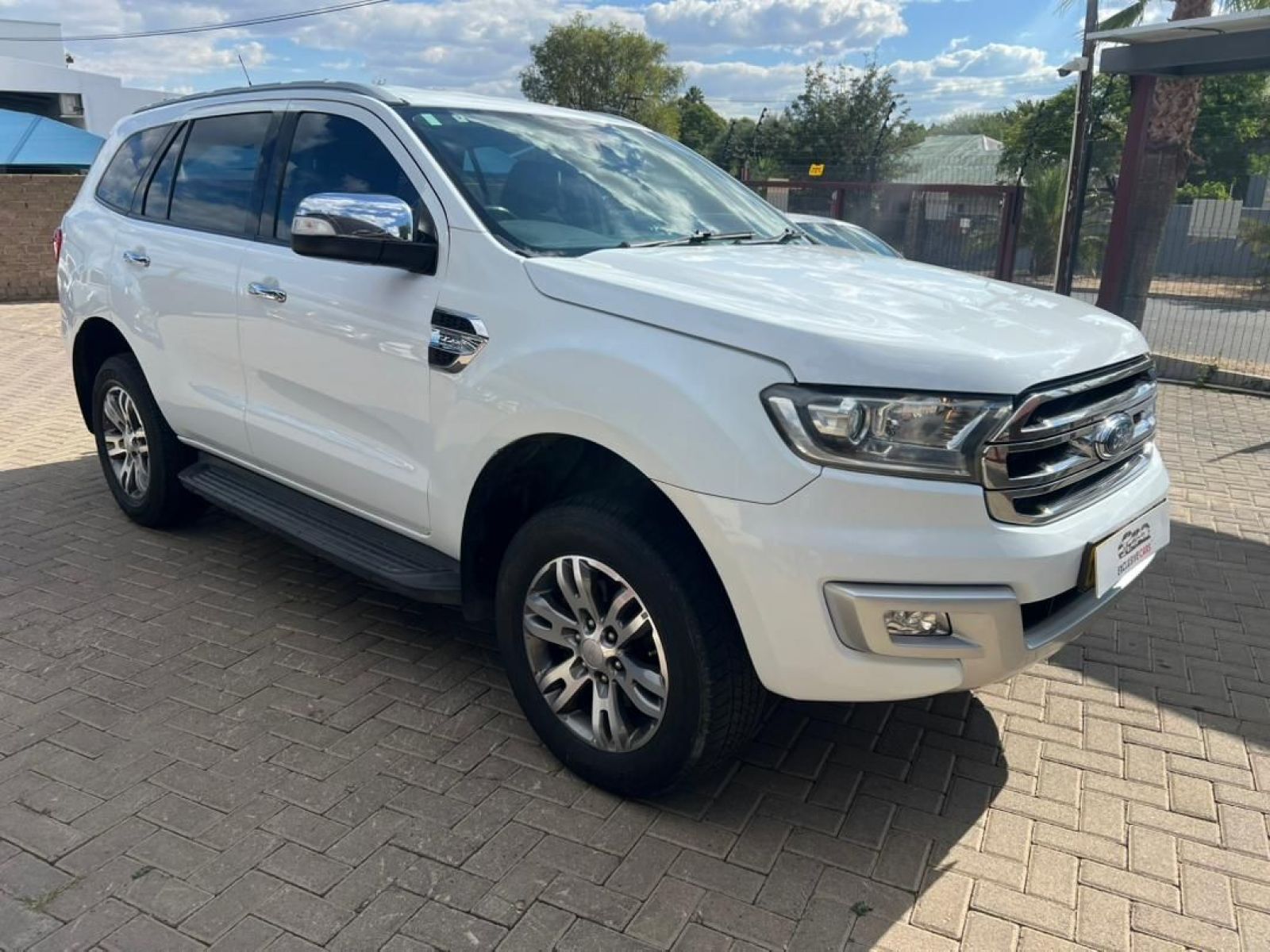 2017 Ford Everest photo 1