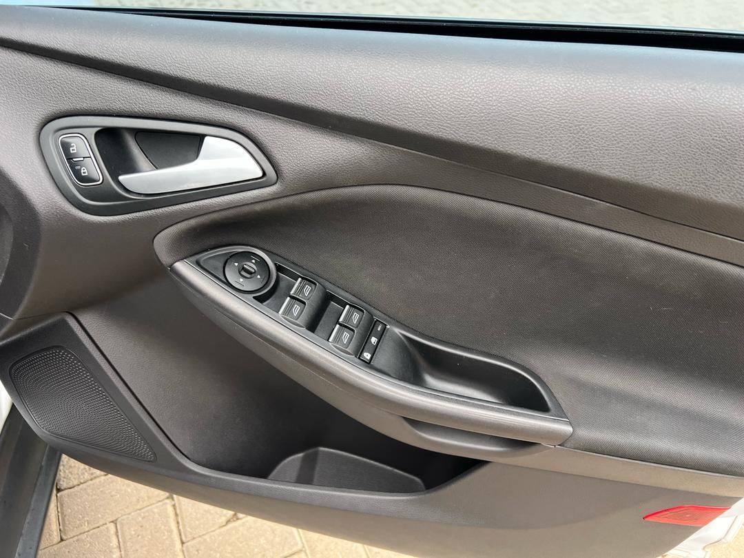 2015 Ford Focus photo 11