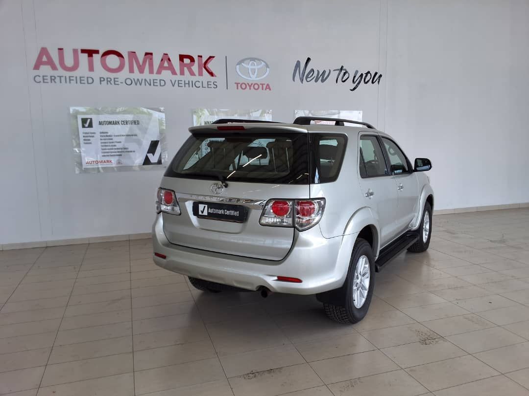 2013 Toyota Fortuner photo 2