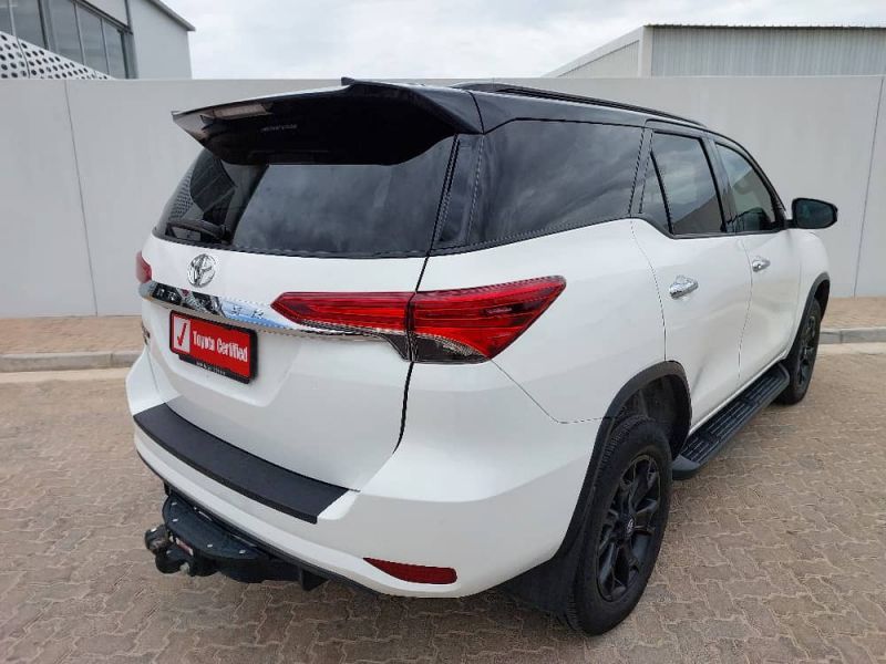 2020 Toyota Fortuner photo 2