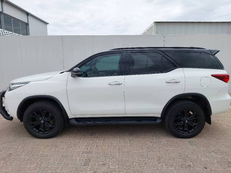 2020 Toyota Fortuner photo 3