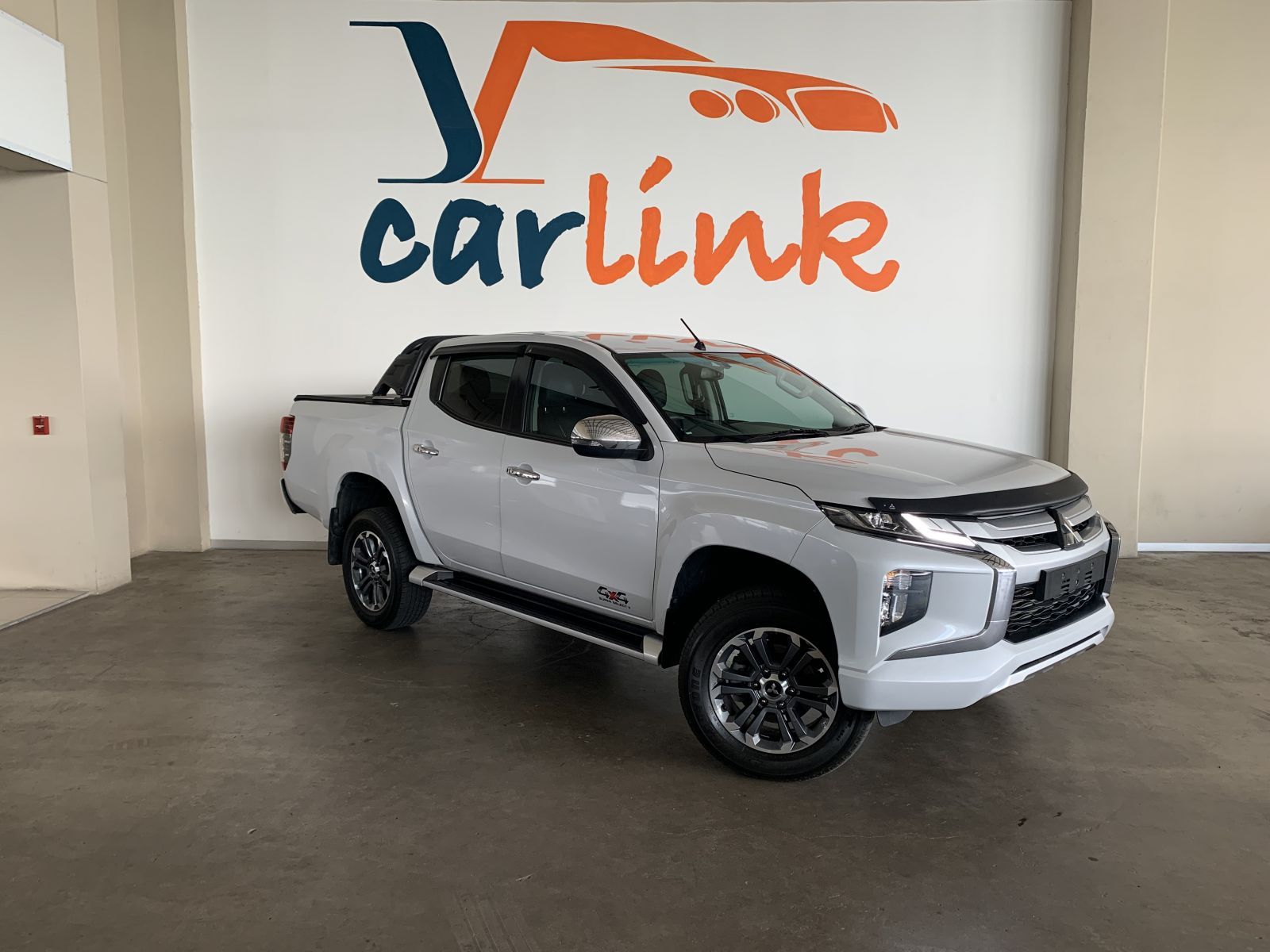 2020 Mitsubishi Triton photo 1