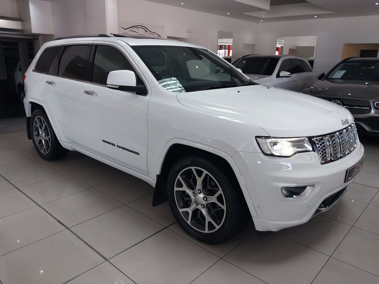 2020 Jeep Grand Cherokee photo 1