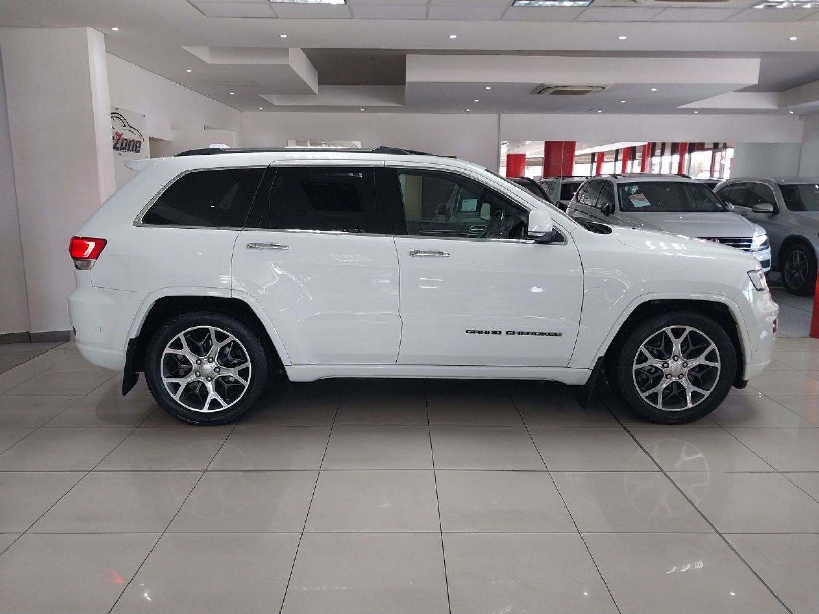 2020 Jeep Grand Cherokee photo 2