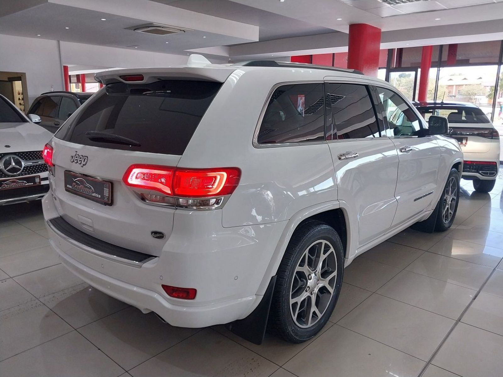 2020 Jeep Grand Cherokee photo 3