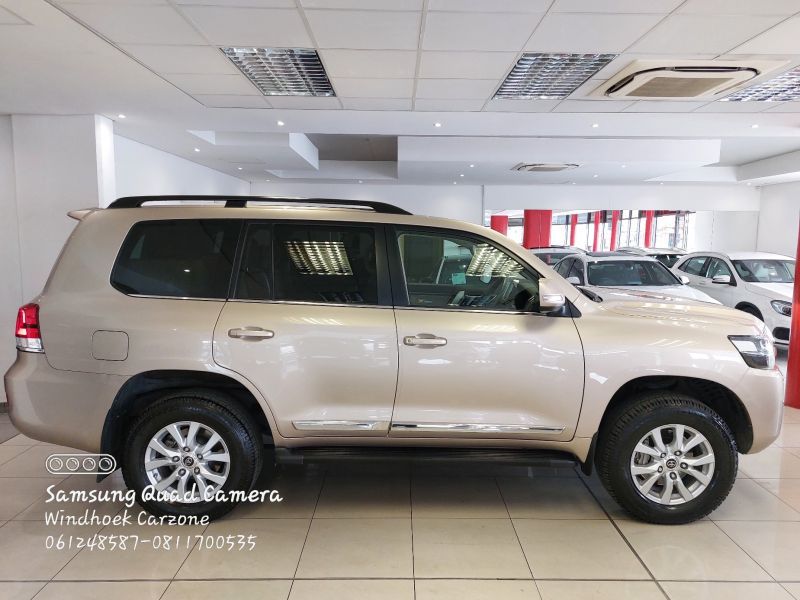 2020 Toyota Land Cruiser photo 2