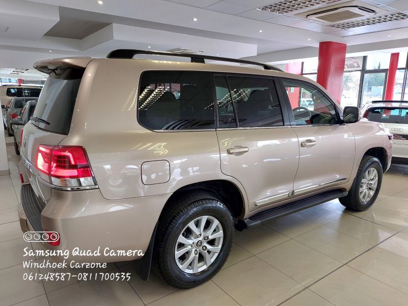 2020 Toyota Land Cruiser photo 3