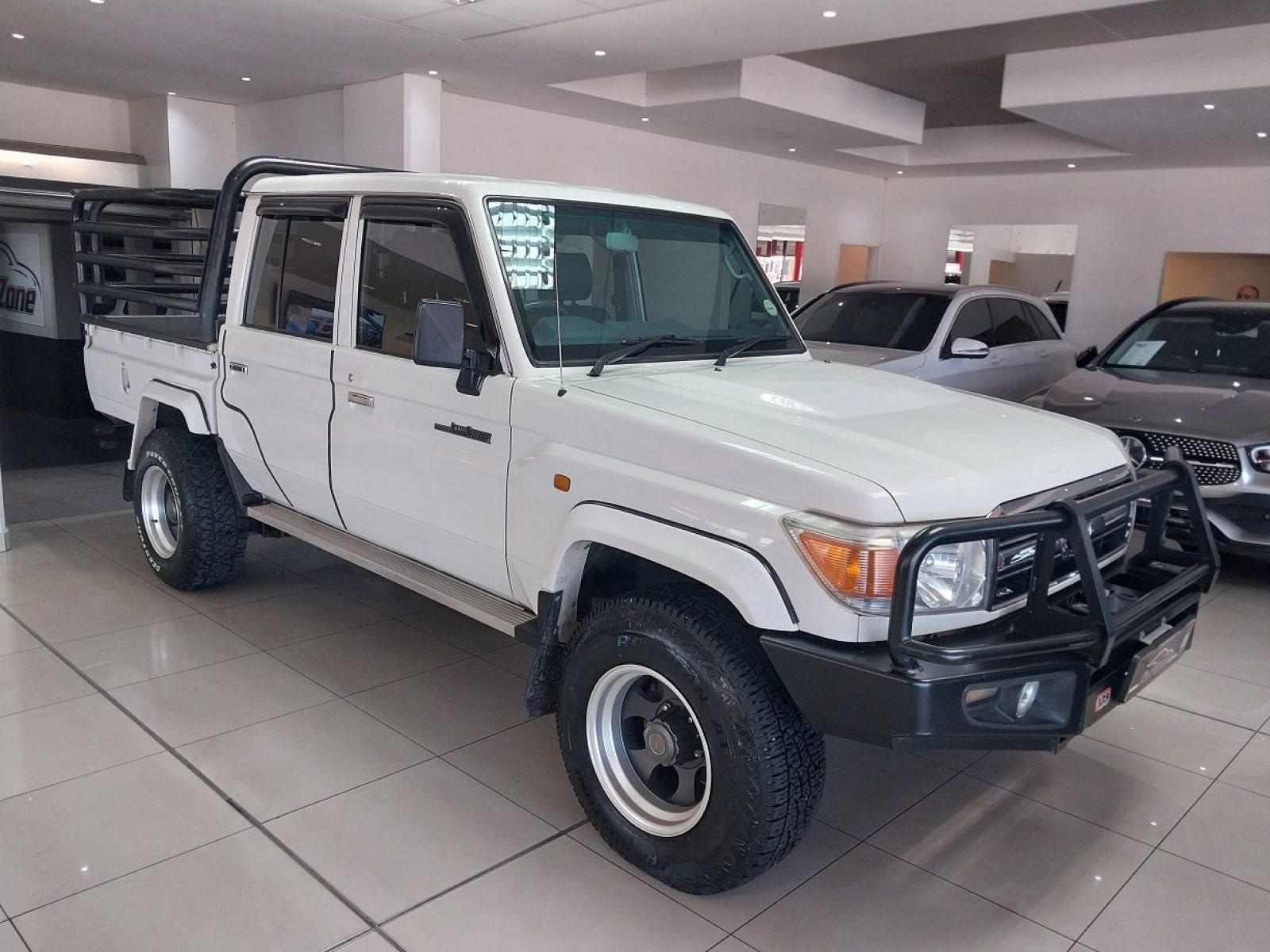 2014 Toyota Land Cruiser photo 1
