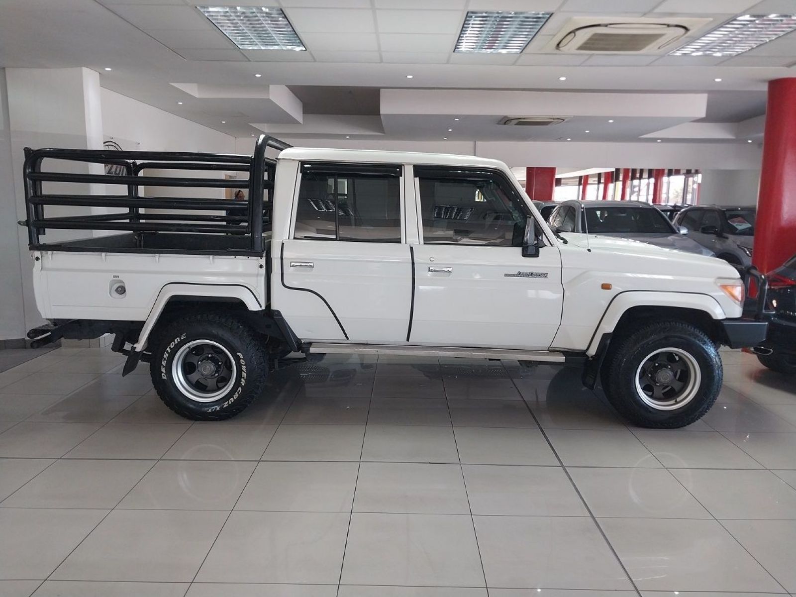 2014 Toyota Land Cruiser photo 2