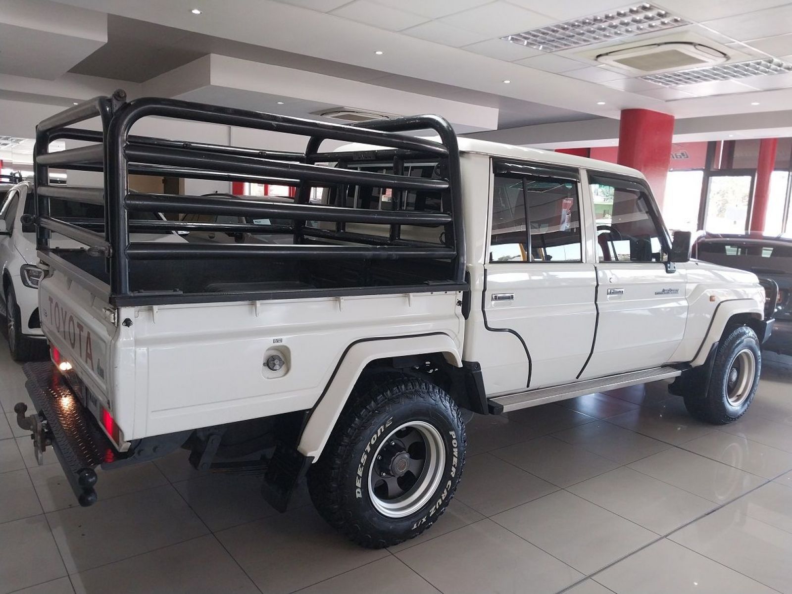 2014 Toyota Land Cruiser photo 3