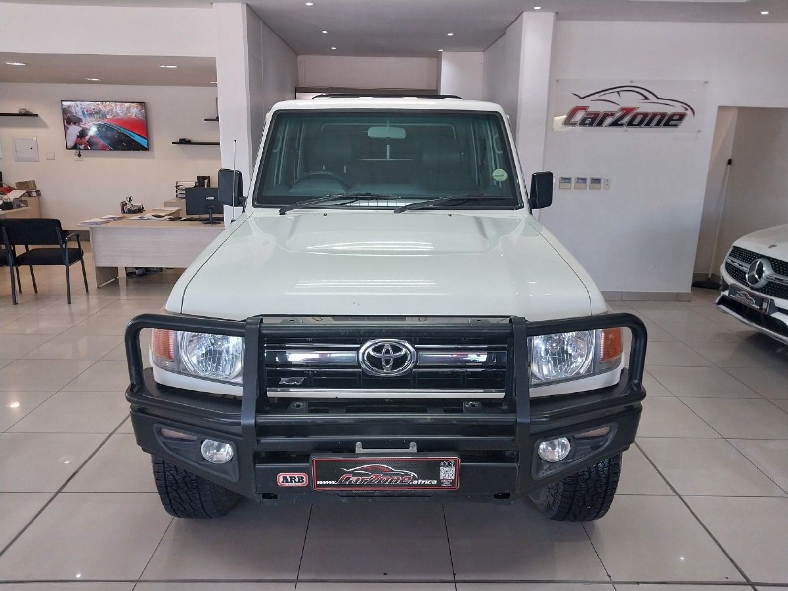 2014 Toyota Land Cruiser photo 4