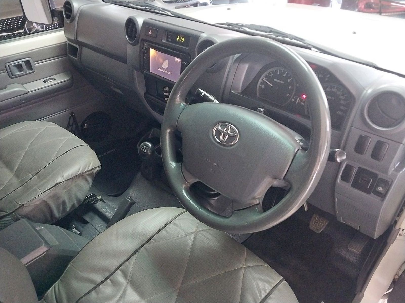 2014 Toyota Land Cruiser photo 5