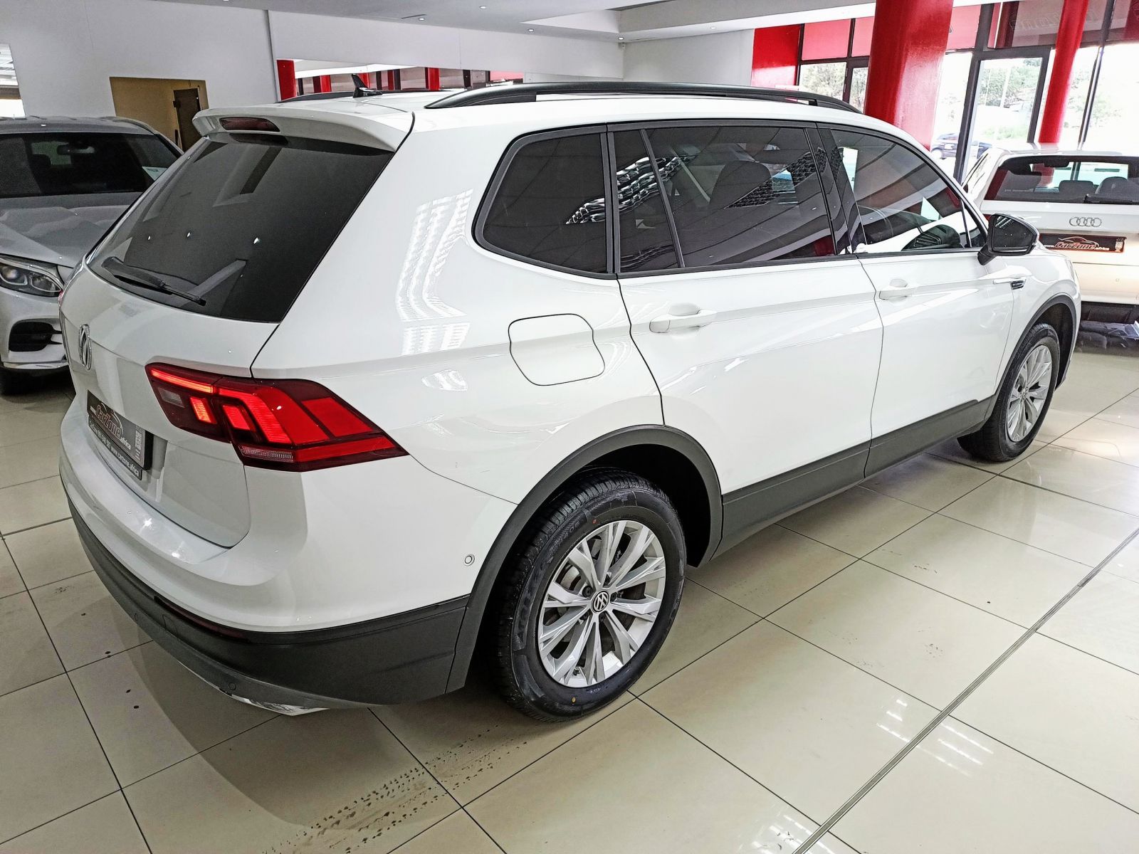 2021 Volkswagen Tiguan photo 3