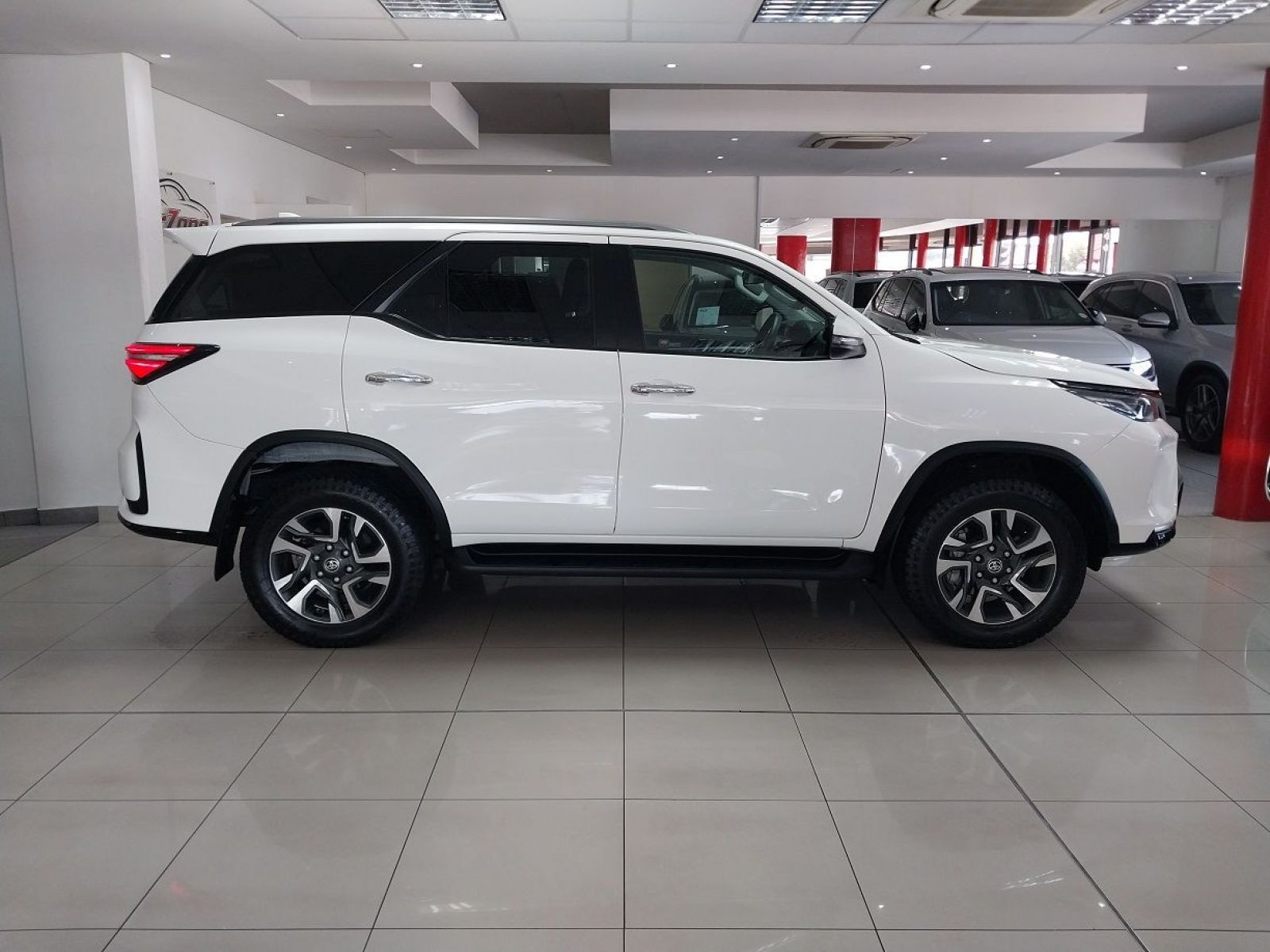 2023 Toyota Fortuner photo 2