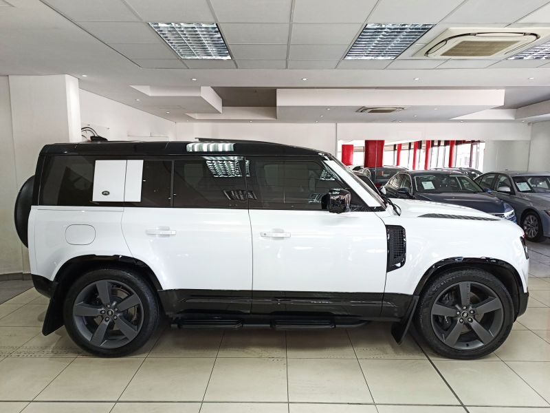 2022 Land Rover Defender photo 2