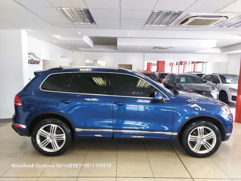 2017 Volkswagen Touareg photo 2