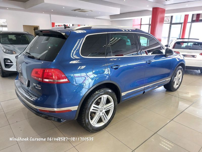 2017 Volkswagen Touareg photo 3