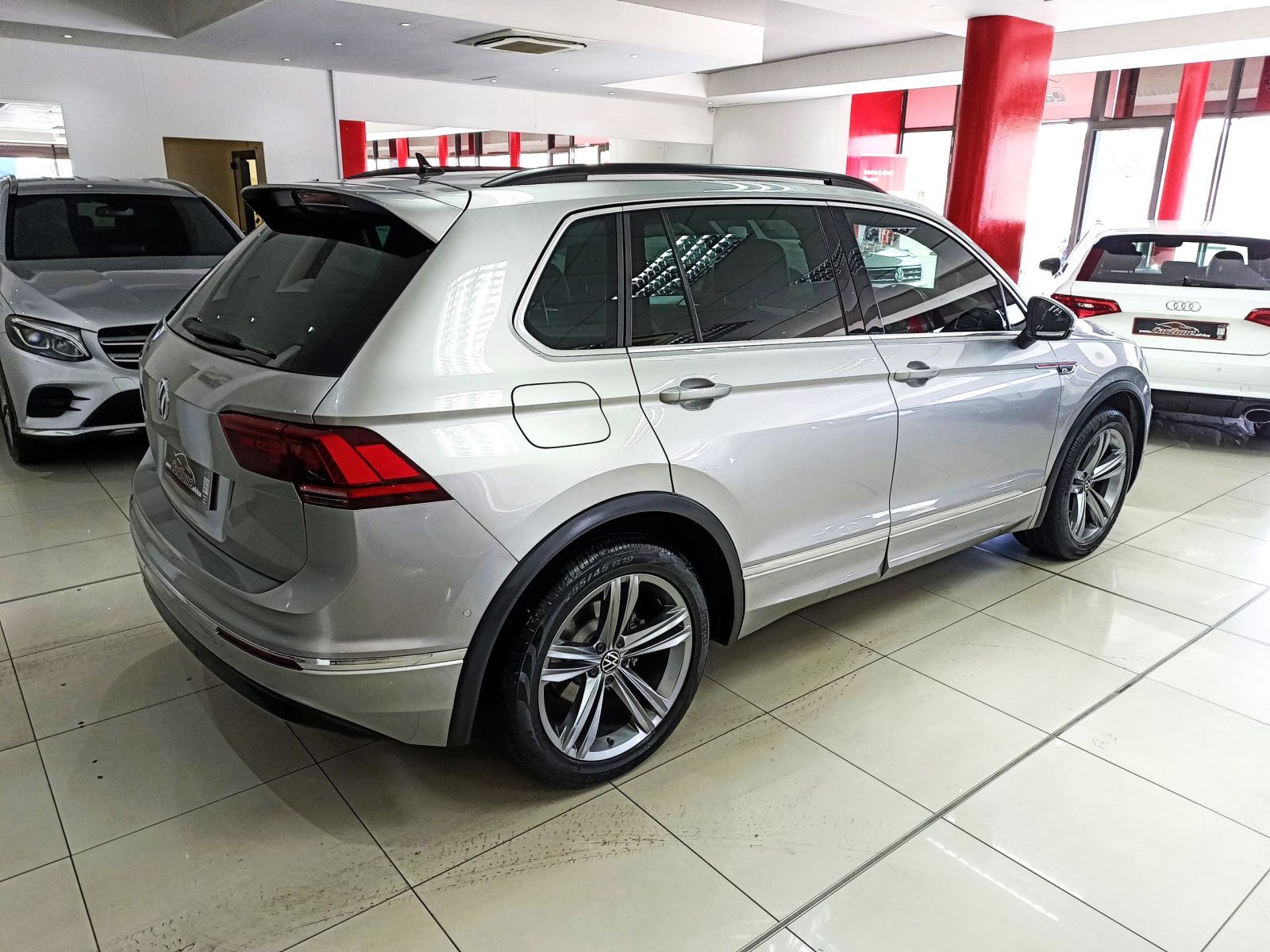 2021 Volkswagen Tiguan photo 3