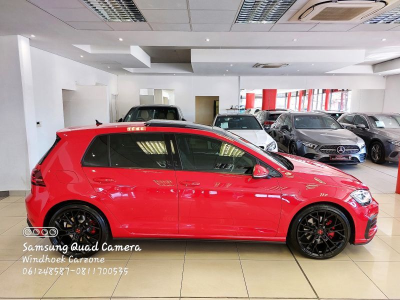 2019 Volkswagen Golf photo 2