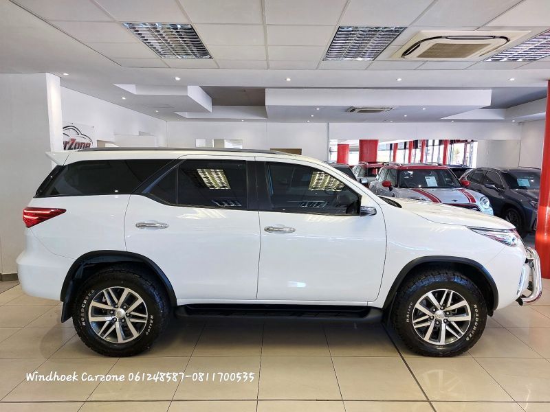2018 Toyota Fortuner photo 2