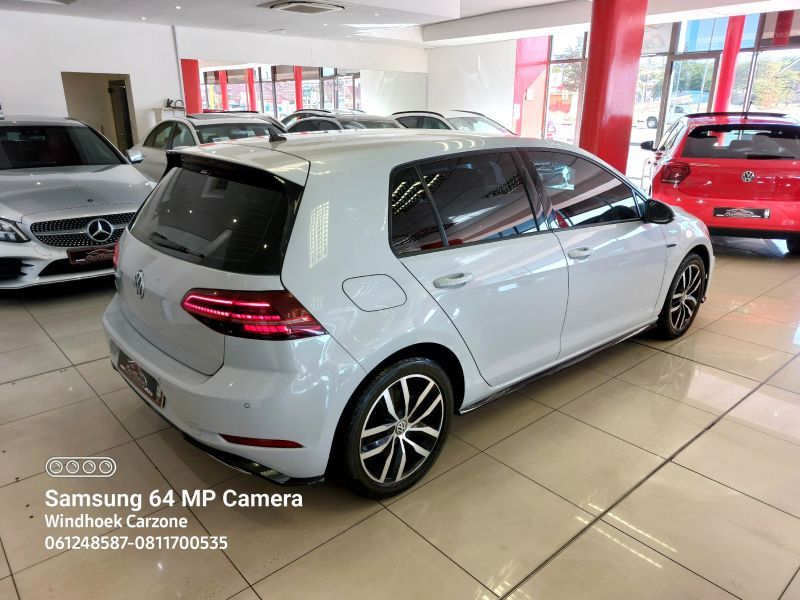 2019 Volkswagen Golf photo 3