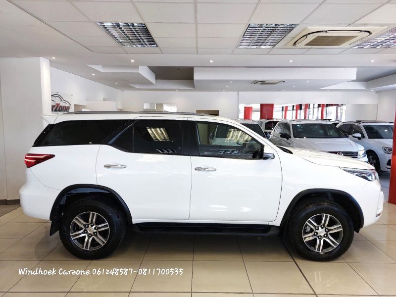 2021 Toyota Fortuner photo 2