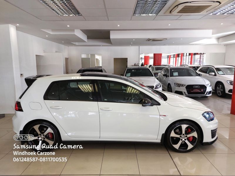 2014 Volkswagen Golf photo 2