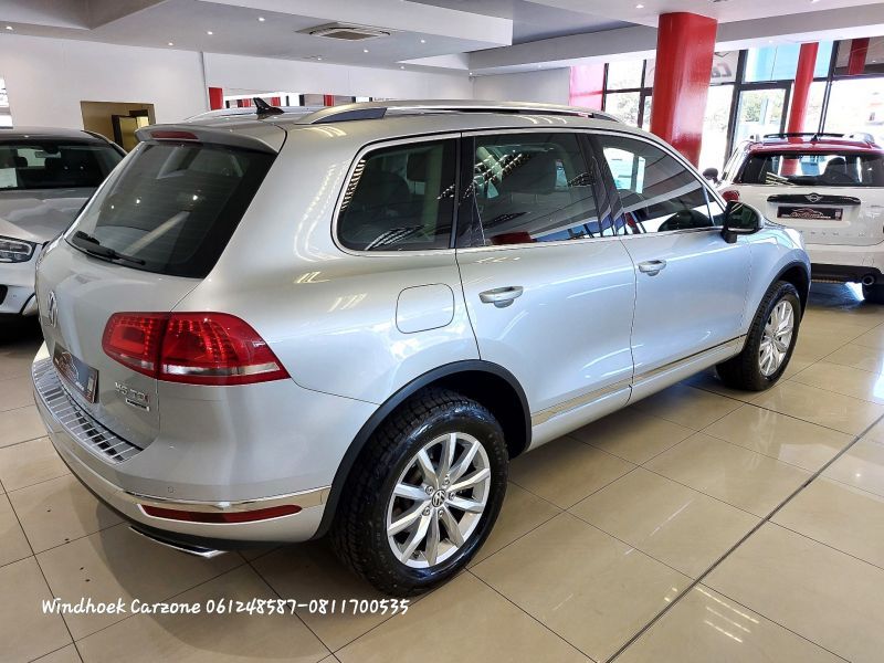 2018 Volkswagen Touareg photo 3