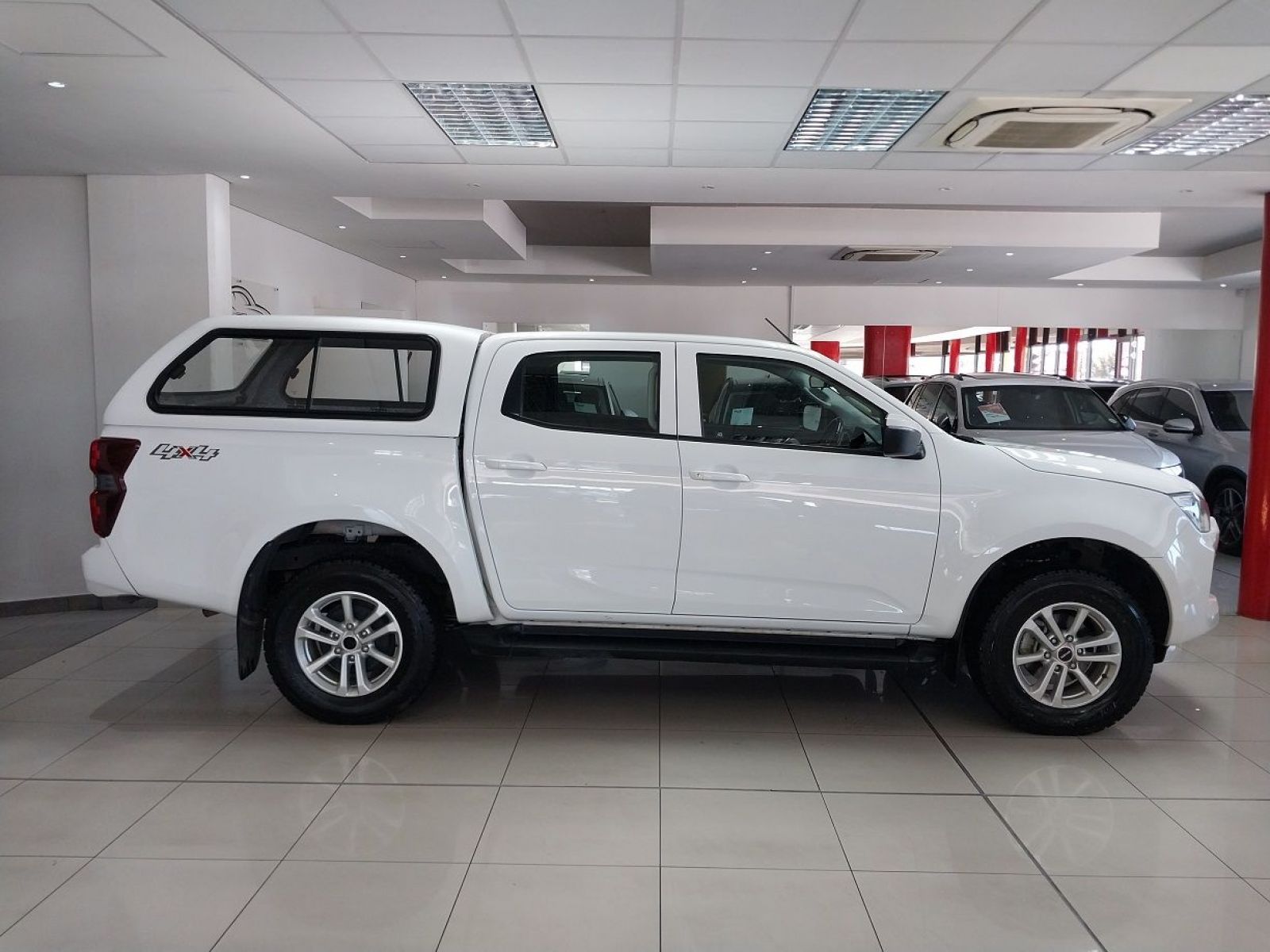 2023 Isuzu D-MAX photo 2