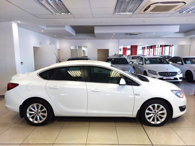 2015 Opel Astra photo 2