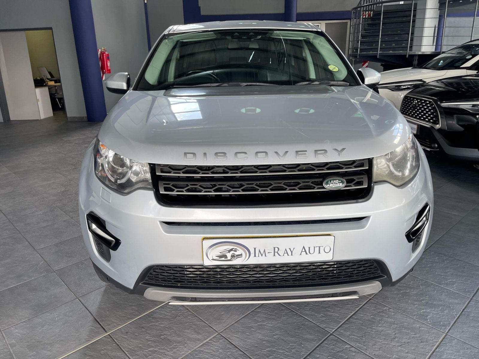 2018 Land Rover Discovery photo 2