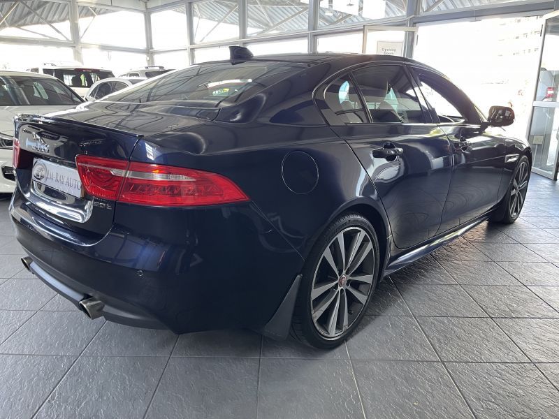 2019 Jaguar XE photo 4