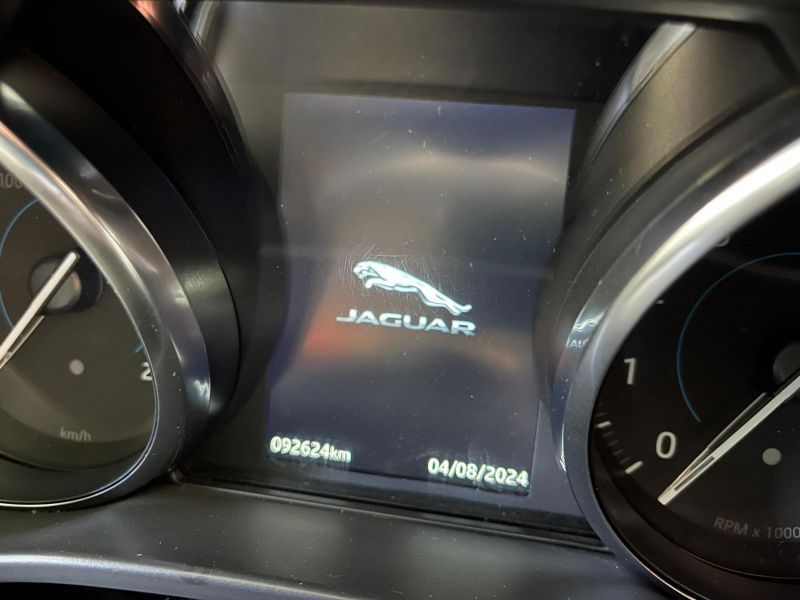 2019 Jaguar XE photo 7