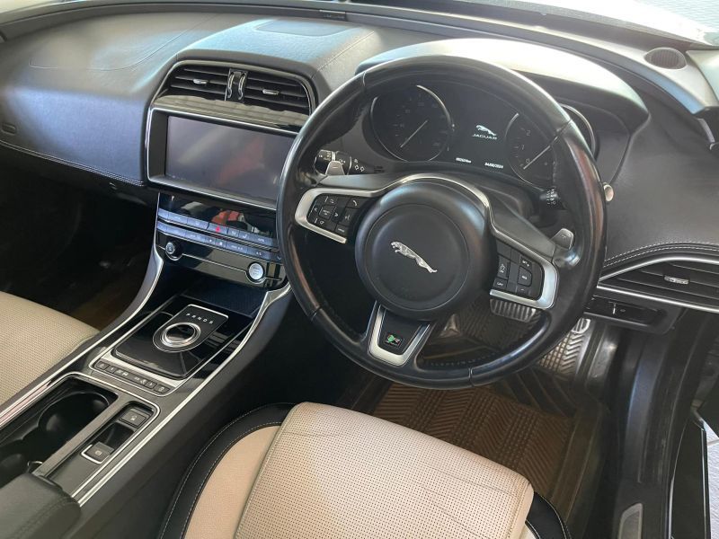 2019 Jaguar XE photo 8