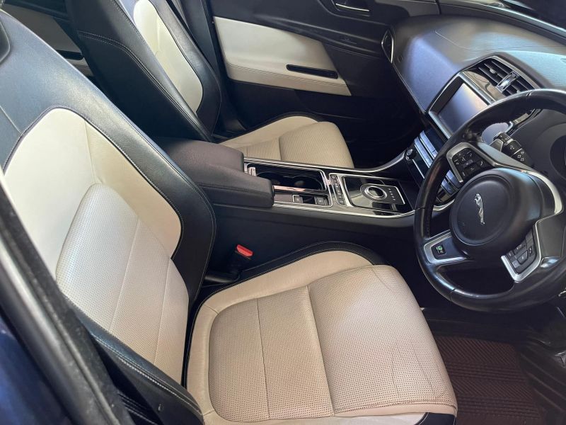 2019 Jaguar XE photo 9