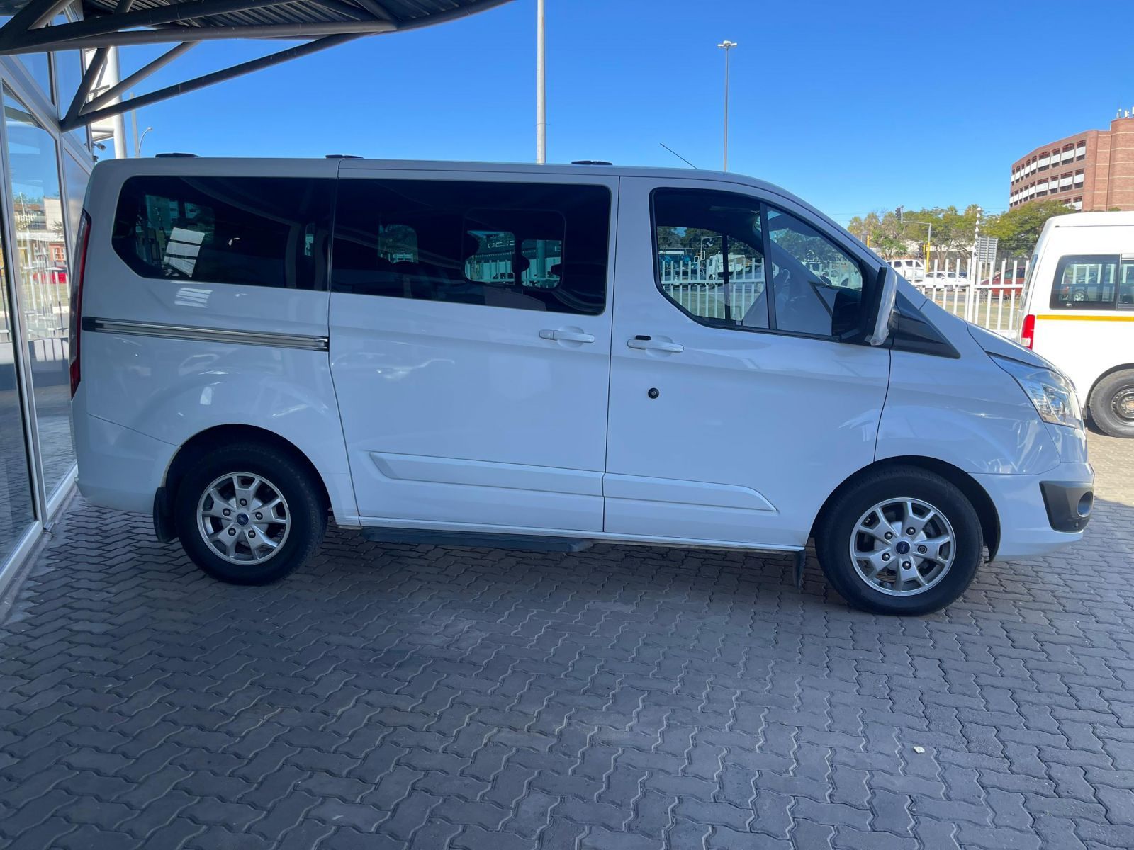 2015 Ford Tourneo photo 4